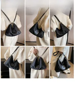 Vues multiples d'un sac cabas noir matelassé avec chaîne et emblème lettre M