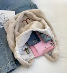 Detailansicht der beigen Plüschtasche mit viel Platz für Handy und Tablet-PC
