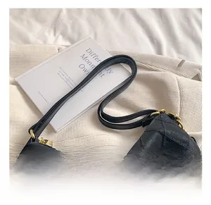 Détails du cabas matelassé noir avec anneaux dorés et texture de poignée en cuir souple