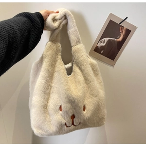 Dettaglio della borsa tote in peluche bianca con ricamo di coniglietto e consistenza morbida
