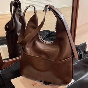 Borsa a secchiello vintage marrone scuro con tracolla larga per il pendolarismo urbano