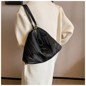 Détail du sac cabas matelassé noir avec logo M métallique et fermeture éclair latérale