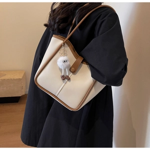 Elegante borsa tote crema con bordo marrone e simpatico ciondolo a forma di peluche