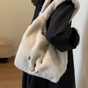 Borsa tote in peluche color crema con ricamo di coniglio e tracolla in finta pelliccia