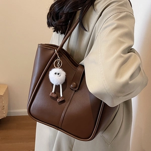 Grande borsa tote marrone con ciondolo di peluche, borsa a spalla in pelle sintetica
