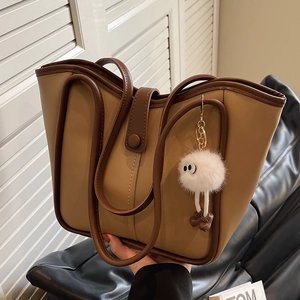 Grande borsa tote bicolore in ecopelle con ciondolo mostro e chiusura a scatto