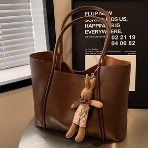 Retro dark brown tote bag in pebbled faux leather with cute knit rabbit pendant