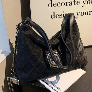 Sac fourre-tout matelassé noir avec logo M et bandoulière réglable en chaîne dorée