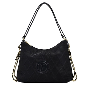 Sac hobo matelassé noir avec logo M et bandoulière en chaîne dorée sur fond blanc