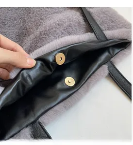 Détail du cabas en peluche avec fermoir magnétique doré et doublure en cuir noir