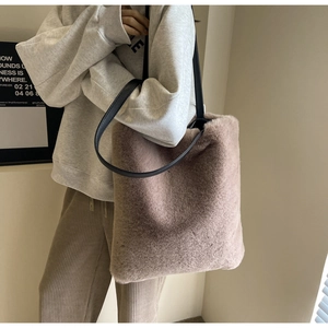 Détail du sac cabas en peluche douce avec texture en fausse fourrure et bandoulière cuir