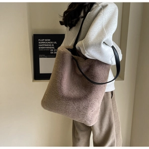 Gros plan du grand sac cabas en peluche douce avec texture en fausse fourrure et anses