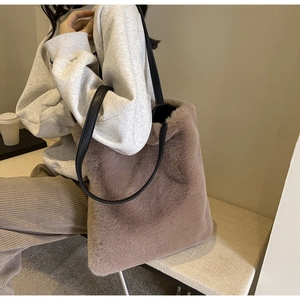 Gros plan du grand sac cabas en peluche marron café avec anses en cuir