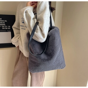 Vue détaillée du grand sac cabas en peluche gris foncé avec texture douce en fausse fourrure