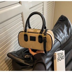 Dettaglio borsa Boston beige in pelle satinata con manici neri e finiture in oro vintage