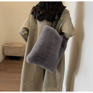 Détail du sac fourre-tout en fausse fourrure grise avec bandoulière en cuir noir