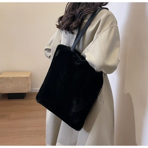 Détail du grand cabas en fausse fourrure noire avec lanières en cuir pour l'automne-hiver