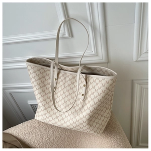 Vista dettagliata della borsa tote grande in ecopelle con motivo monogramma e cerniera