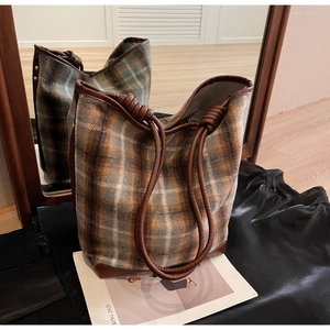 Detailansicht der karierten Woll-Tote-Bag mit seilumwickelten Griffen und Leder-Ecken