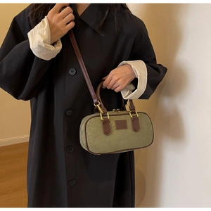 Borsa Boston in pelle scamosciata verde oliva con finiture marroni e cappotto nero