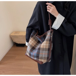 Detail der Tartan-Beuteltasche mit Lederbesatz und einem einzigartigen Knotenschultergurt