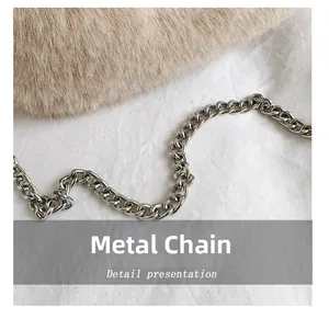 Detailansicht der silbernen Metallkette an einer flauschigen Plüschtasche für Damen