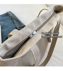 Detalle de cremallera metálica plateada y forro interior de bolso de lona beige