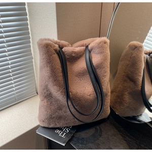 Gros plan détaillé du cabas en peluche mauve avec poignées en cuir noir et texture très douce