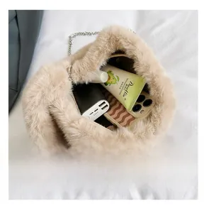 Draufsicht der beigen flauschigen Beuteltasche mit Platz für Handy und Kosmetik