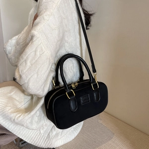 Elegante borsa Boston nera opaca con finiture dorate e tracolla da donna