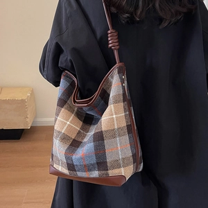Klassische Karo-Tote-Bag mit braunem Lederboden und geknotetem Schultergurt