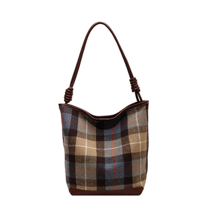 Klassische Karo-Beuteltasche aus Tweed mit Lederbesatz und geknotetem Schultergurt