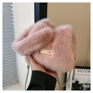 Detailansicht der rosa flauschigen Beuteltasche mit Metallkette und Stickerei