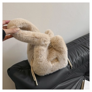 Detailansicht der flauschigen Beuteltasche mit Kordelzug und Leder-Aufnäher