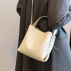 Secchiello minimalista in pelle bianco crema con manico superiore e tracolla