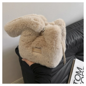 Detailansicht der flauschigen aprikosenfarbenen Beuteltasche mit Lederetikett und Kordelzug