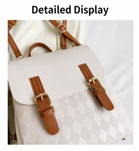 Nahaufnahme der beige gesteppten Textur und braunen Lederriemen-Details am schicken Rucksack