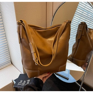 Détail du grand sac cabas en cuir marron avec surpiqûres blanches contrastées