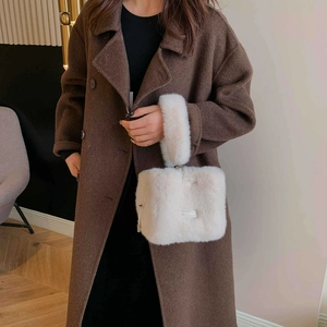 Flauschige Kunstfell Eimertasche in Creme mit Plüschgriff und modischer Kette für Damen