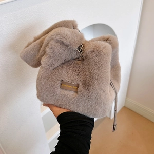 Flauschige Plüsch-Beuteltasche mit Hasenohren und Love Every Day Etikett in Grau