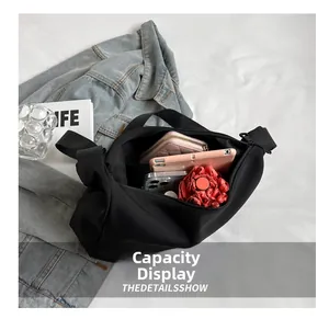 Vue intérieure d'un grand sac fourre-tout noir avec espace pour téléphone et parapluie