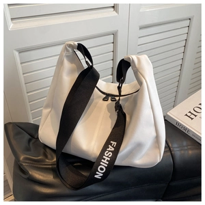 Détail du sac cabas blanc avec bandoulière large noire affichant le texte FASHION