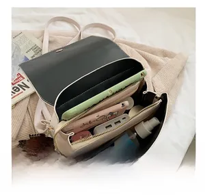 Dettaglio dell'interno organizzato per tablet e oggetti nello zaino color crema