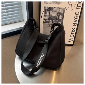 Détail de la bandoulière noire avec inscription FASHION blanche sur le sac cabas