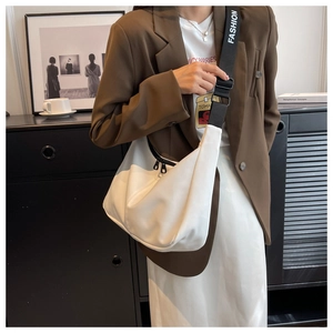 Détail du sac hobo blanc minimaliste avec large bandoulière noire mode imprimée