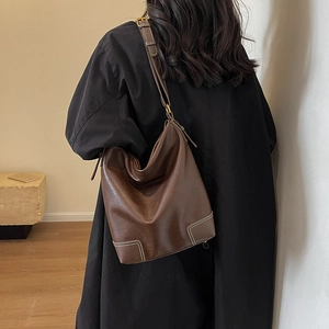 Sac seau marron foncé grande capacité avec coutures contrastées et bandoulière