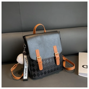 Detail eines schwarzen gesteppten Lederrucksacks mit braunen Riemen und Goldschnalle