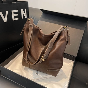 Grand sac à main seau en cuir marron avec surpiqûres blanches et boucle dorée