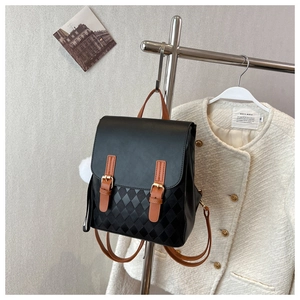 Detail des Rucksacks mit Rautenmuster-Webung und hochwertigem Metallverschluss