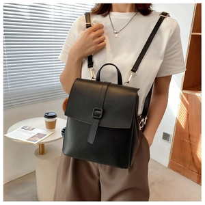 Scatto lifestyle di uno zaino vintage in pelle PU nera con dettaglio fibbia e manico